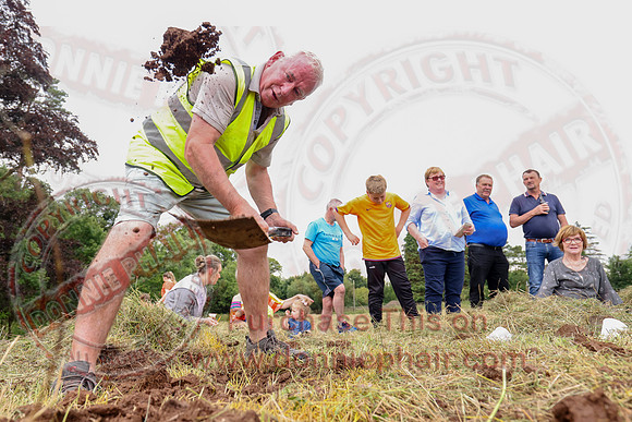 Lady of the Lake Festival World Hole Digging Competition-12