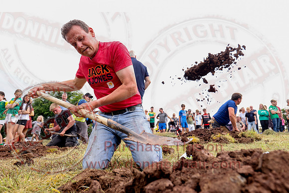 Lady of the Lake Festival World Hole Digging Competition-15