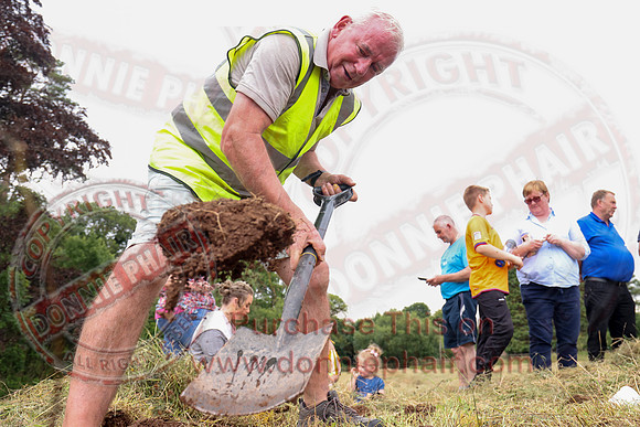 Lady of the Lake Festival World Hole Digging Competition-13